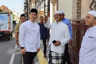Kepala Kantor Rarif Setiawan, S.ST., M.H., bersilaturahmi ke kediaman ulama kharismatik Gresik, Habib Abu Bakar Bin Ali Assegaf.