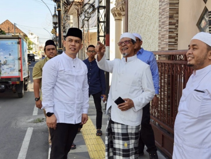 Kepala Kantor Rarif Setiawan, S.ST., M.H., bersilaturahmi ke kediaman ulama kharismatik Gresik, Habib Abu Bakar Bin Ali Assegaf.