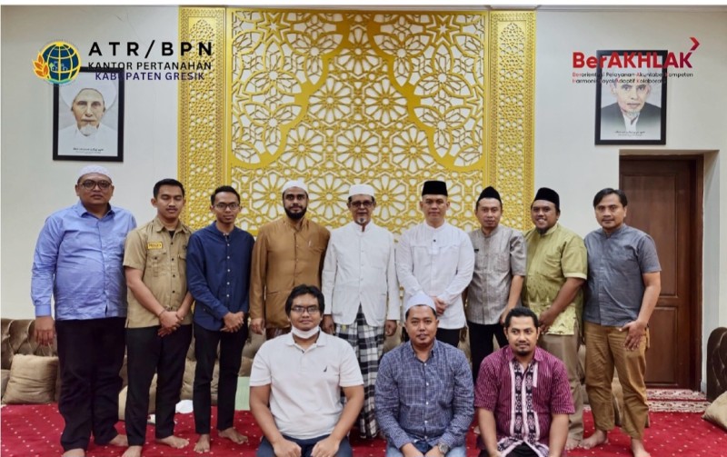Jajaran Kantor Pertanahan Kabupaten Gresik berfoto bersama Habib Assegaf.