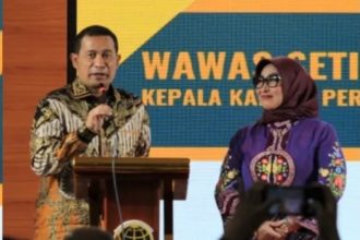 Kepala Kantor Pertanahan Kupang, Wawas Setiawan didampingi istri memberikan sambutan pada acara pisah sambut beberapa waktu lalu.