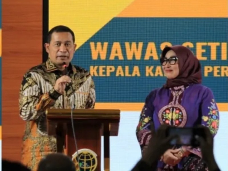 Kepala Kantor Pertanahan Kupang, Wawas Setiawan didampingi istri memberikan sambutan pada acara pisah sambut beberapa waktu lalu.