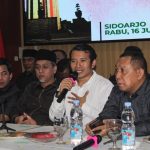 Ketua DPD Golkar Sidoarjo, Adam Rusydi bersama Koalisi Indonesia Maju menggelar jumpa pers