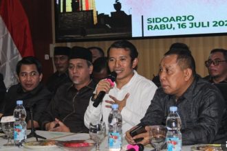 Ketua DPD Golkar Sidoarjo, Adam Rusydi bersama Koalisi Indonesia Maju menggelar jumpa pers