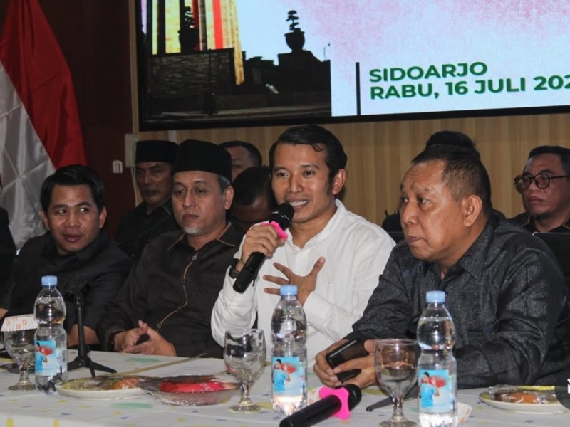 Ketua DPD Golkar Sidoarjo, Adam Rusydi bersama Koalisi Indonesia Maju menggelar jumpa pers