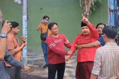 Achmad Hidayat diamankan oleh sejumlah satgas usai menyiramkan spiritus ke bajunya.