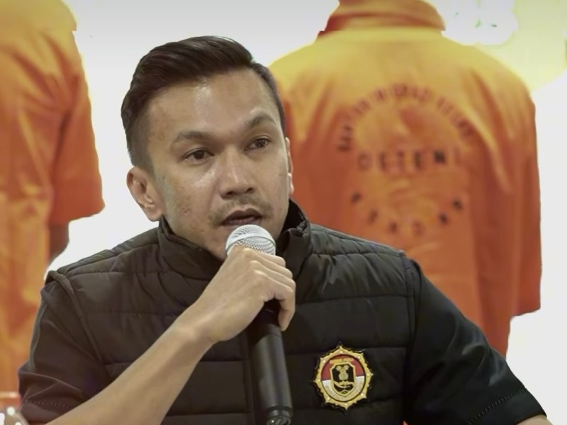 Kepala Kantor Imigrasi Kendari, Muhammad Novrian Jaya memberikan keterangan kepada wartawan soal penangkapan WNA.