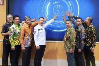 Kakanwil BPN Jawa Tengah, Lampri bersama jajaran pertanahan me-launching kegiatan Peralihan Pelayanan Elektronik.
