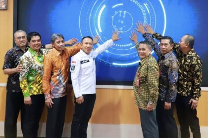Kakanwil BPN Jawa Tengah, Lampri bersama jajaran pertanahan me-launching kegiatan Peralihan Pelayanan Elektronik.