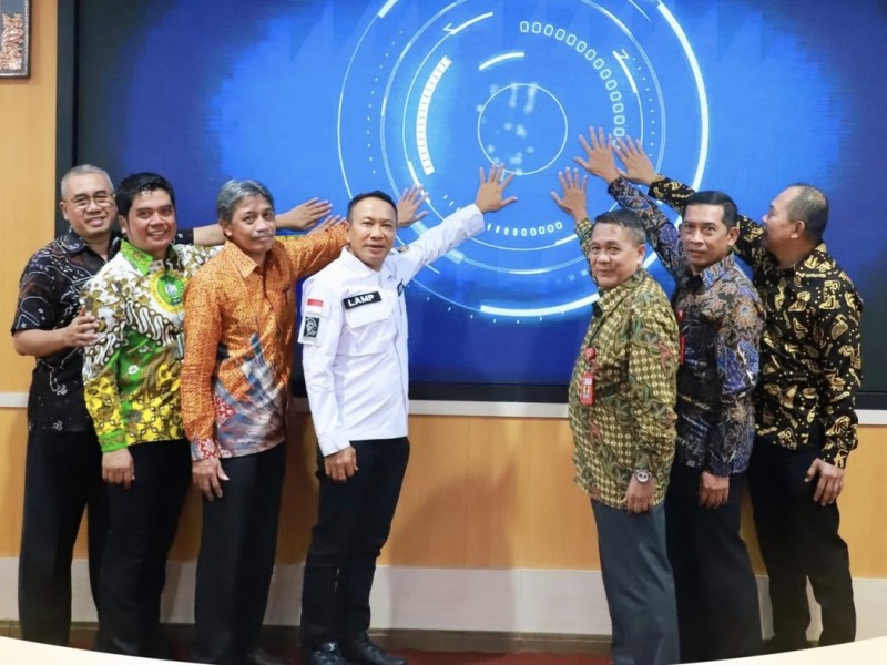 Kakanwil BPN Jawa Tengah, Lampri bersama jajaran pertanahan me-launching kegiatan Peralihan Pelayanan Elektronik.
