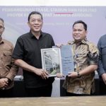 Kepala Kantor Pertanahan Kabupaten Bekasi, Muh. Rizal, S.SiT., M.H menyerahkan hasil pengadaan tanah kepada peanggungjawab proyek PSN.