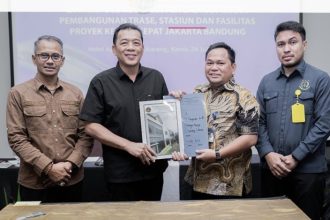 Kepala Kantor Pertanahan Kabupaten Bekasi, Muh. Rizal, S.SiT., M.H menyerahkan hasil pengadaan tanah kepada peanggungjawab proyek PSN.