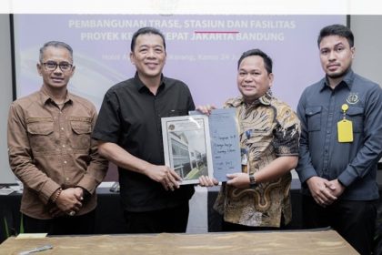 Kepala Kantor Pertanahan Kabupaten Bekasi, Muh. Rizal, S.SiT., M.H menyerahkan hasil pengadaan tanah kepada peanggungjawab proyek PSN.