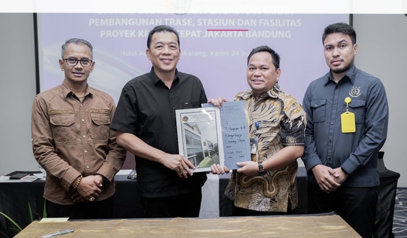 Kepala Kantor Pertanahan Kabupaten Bekasi, Muh. Rizal, S.SiT., M.H menyerahkan hasil pengadaan tanah kepada peanggungjawab proyek PSN.
