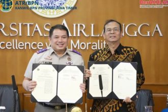 Kakanwil BPN Jawa Timur, Asep Heri bersama Rektor Universitas Airlangga, Muhammad Madyan, menunjukkan PKS untuk membangun pendidikan lebih baik dari sisi pertanahan.
