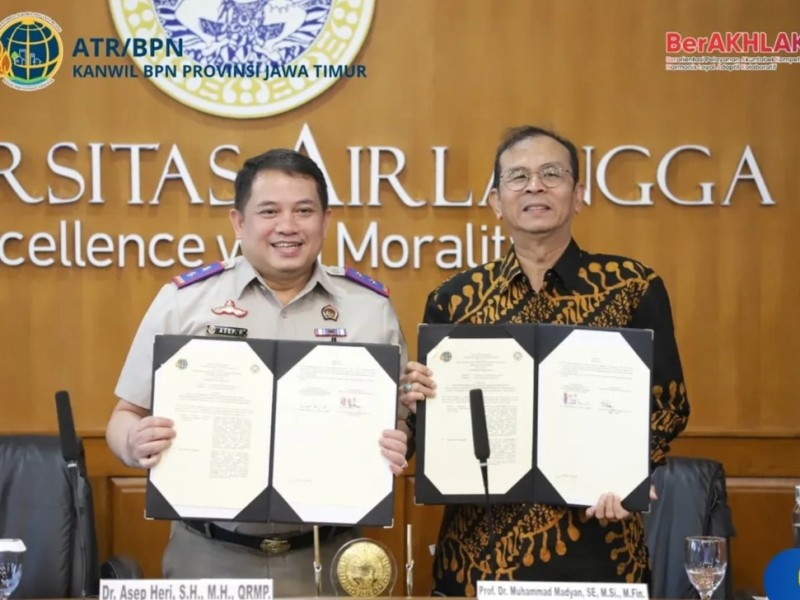 Kakanwil BPN Jawa Timur, Asep Heri bersama Rektor Universitas Airlangga, Muhammad Madyan, menunjukkan PKS untuk membangun pendidikan lebih baik dari sisi pertanahan.