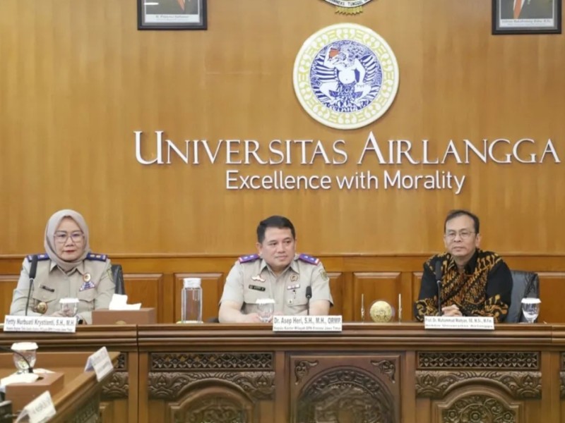 Dari KIRI: Kepala Bagian Tata Usaha BPN Jatim, Yetty Nurbuati Krystianti, Kakanwil Asep Heri dan Rektor Universitas Airlangga