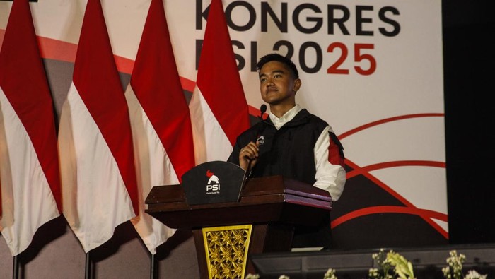 Ketua Umum PSI Partai Super Terbuka terpilih Kaesang Pangarep menyampaikan pidato kemenangannya saat kongres PSI Partai Super Terbuka di Solo, Jawa Tengah.
