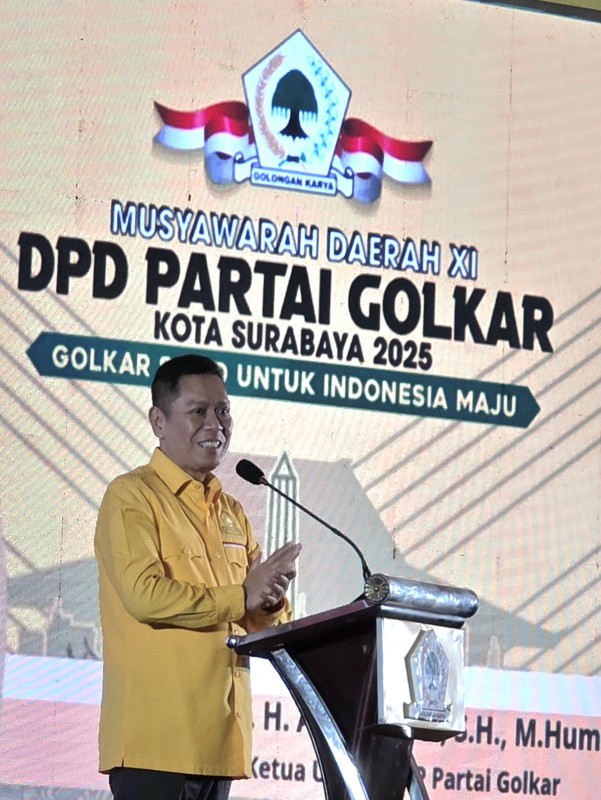 Wakil Ketua Umum DPP Partai Golkar, Adies Kadir, memberikan arahan dalam acara Musda XI Golkar Surabaya di Hotel Wyndham, Basuki Rahmat.