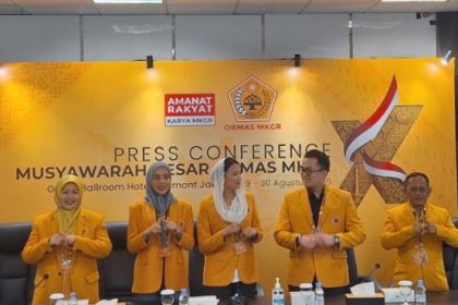 Ketua Penyelenggara Mubes, Dyah Roro Esti bersama tim dalam gelaran jumpa pers.