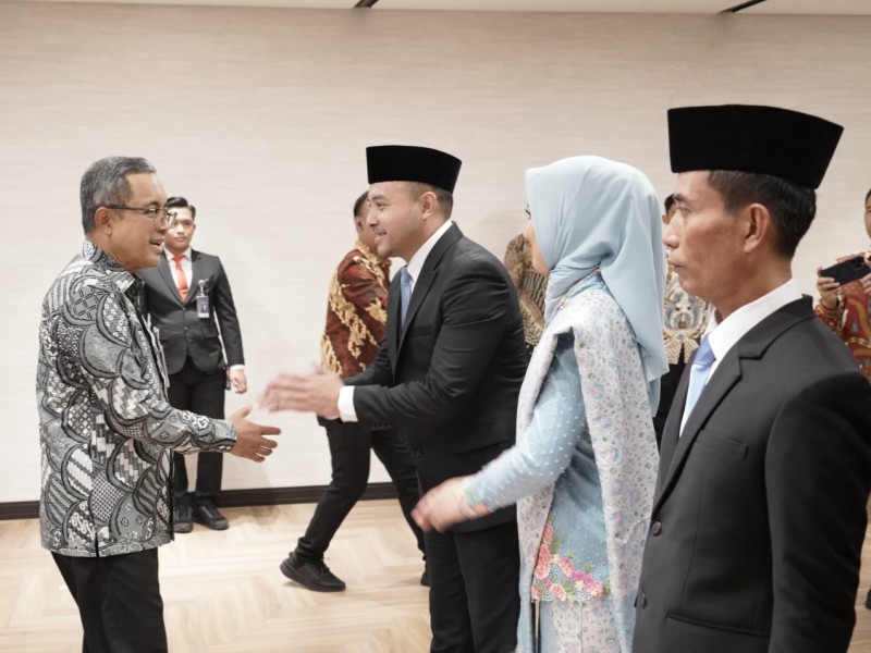 Asep Kurnia memberikan ucapan selamat kepada Kakanim Soekarno-Hatta yang baru, Galih Priya Kartika Perdhana