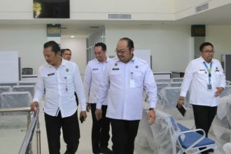 Asisten Deputi Koordinasi Kerja Sama Kelembagaan Keimigrasian dan Pemasyarakatan, Herdaus didampingi Kakanim Ari Widodo melakukan observasi di lapangan.