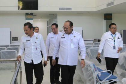 Asisten Deputi Koordinasi Kerja Sama Kelembagaan Keimigrasian dan Pemasyarakatan, Herdaus didampingi Kakanim Ari Widodo melakukan observasi di lapangan.