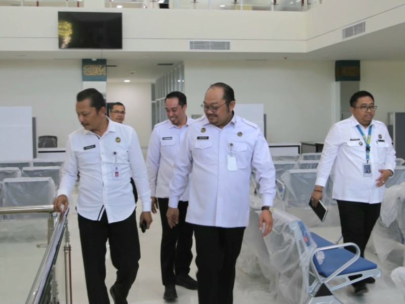 Asisten Deputi Koordinasi Kerja Sama Kelembagaan Keimigrasian dan Pemasyarakatan, Herdaus didampingi Kakanim Ari Widodo melakukan observasi di lapangan.