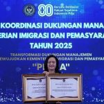Kepala Kantor Wilayah Direktorat Jenderal Imigrasi Banten, Felucia Sengky Ratna menunjukkan dua penghargaan yang diterimanya.