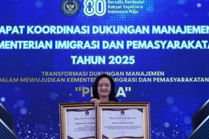 Kepala Kantor Wilayah Direktorat Jenderal Imigrasi Banten, Felucia Sengky Ratna menunjukkan dua penghargaan yang diterimanya.