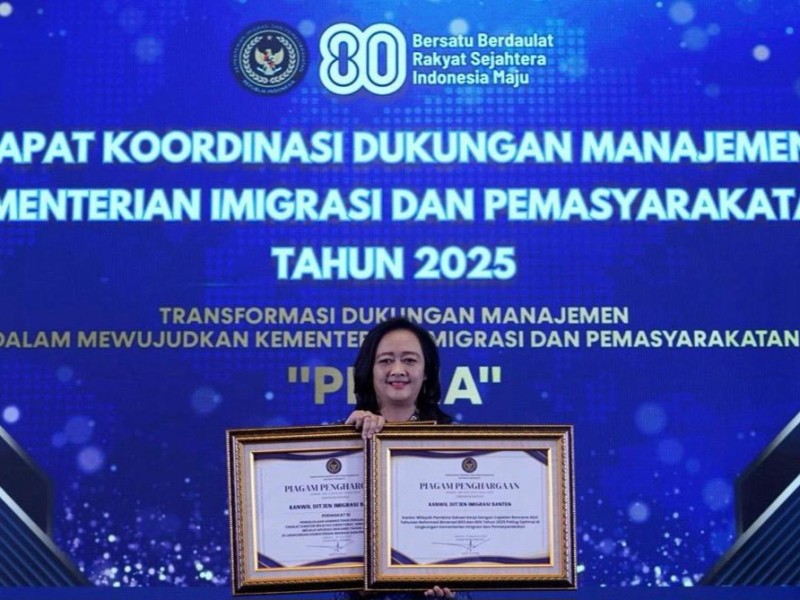Kepala Kantor Wilayah Direktorat Jenderal Imigrasi Banten, Felucia Sengky Ratna menunjukkan dua penghargaan yang diterimanya.