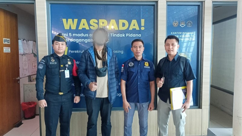 WN Pakistan, AB, siap dipulangkan ke negaranya asal setelah melewati beberapa pemeriksaan di Bandara Internasional Juanda.