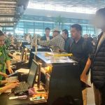 Petugas imigrasi mengawal pendeportasian AB, WN Pakistan di Bandara Internasional Juanda, yang terbukti melanggar izin tinggal di wilayah Indonesia.