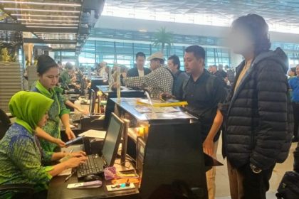 Petugas imigrasi mengawal pendeportasian AB, WN Pakistan di Bandara Internasional Juanda, yang terbukti melanggar izin tinggal di wilayah Indonesia.