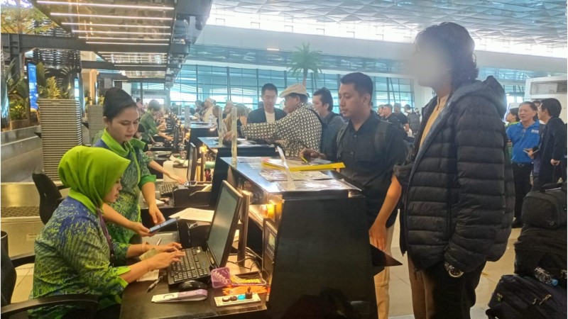 Petugas imigrasi mengawal pendeportasian AB, WN Pakistan di Bandara Internasional Juanda, yang terbukti melanggar izin tinggal di wilayah Indonesia.