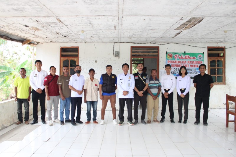 Petugas imigrasi bersama perangkat desa setempat foto bersama usai kegiatan pembuatan paspor kolektif Pos Lintas Batas Simpatik.