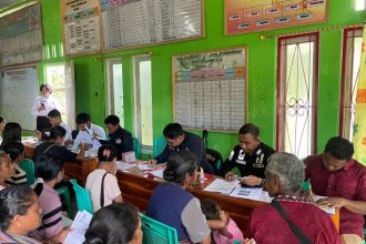 Petugas Imigrasi Atambua melayani pembuatan paspor bertajuk Pos Lintas Batas Simpatik.