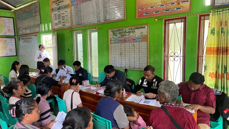 Petugas Imigrasi Atambua melayani pembuatan paspor bertajuk Pos Lintas Batas Simpatik.