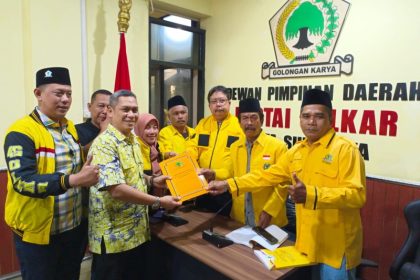 Akmarawita Kadir, salah satu pendaftar calon Ketua Golkar Surabaya mendaftarkan diri ke Kantor Golkar Surabaya.