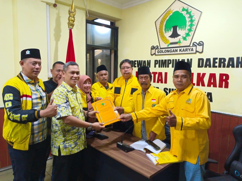 Akmarawita Kadir, salah satu pendaftar calon Ketua Golkar Surabaya mendaftarkan diri ke Kantor Golkar Surabaya.