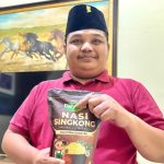 Achmad Hidayat menunjukkan hasil olahan makanan yang bisa berdaya guna ekonomi bagi warga Surabaya.