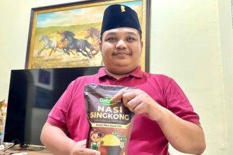Achmad Hidayat menunjukkan hasil olahan makanan yang bisa berdaya guna ekonomi bagi warga Surabaya.