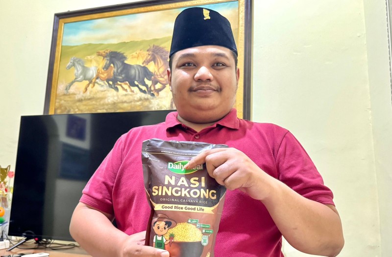 Achmad Hidayat menunjukkan hasil olahan makanan yang bisa berdaya guna ekonomi bagi warga Surabaya.