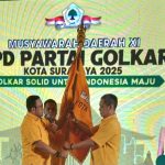 Sekretaris DPD Partai Golkar Jatim, Blegur Prijanggono menyerahkan patokan kepada Ketua Golkar Surabaya terpilih, Akmarawita Kadir dalam Musda XI Golkar Surabaya.