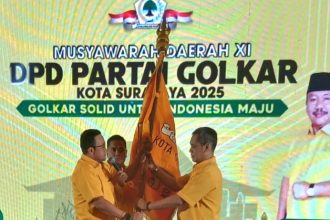 Sekretaris DPD Partai Golkar Jatim, Blegur Prijanggono menyerahkan patokan kepada Ketua Golkar Surabaya terpilih, Akmarawita Kadir dalam Musda XI Golkar Surabaya.