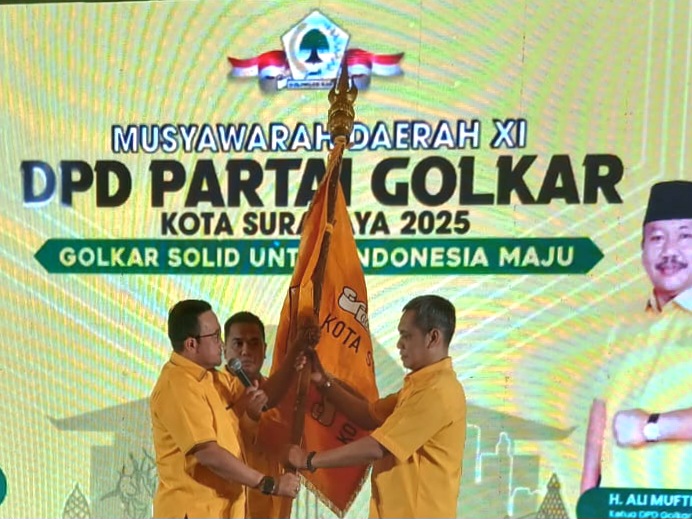 Sekretaris DPD Partai Golkar Jatim, Blegur Prijanggono menyerahkan patokan kepada Ketua Golkar Surabaya terpilih, Akmarawita Kadir dalam Musda XI Golkar Surabaya.