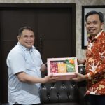 Bupati Jember Gus Fawait memberikan cenderamata kepada Kakanwil Badan Pertanahan Nasional (BPN) Jatim, Asep Heri ketika berkunjung ke Surabaya.