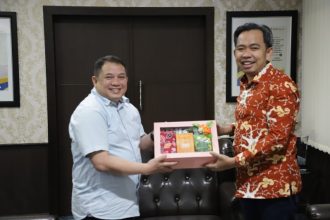 Bupati Jember Gus Fawait memberikan cenderamata kepada Kakanwil Badan Pertanahan Nasional (BPN) Jatim, Asep Heri ketika berkunjung ke Surabaya.