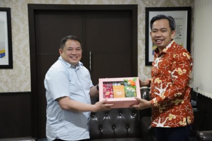 Bupati Jember Gus Fawait memberikan cenderamata kepada Kakanwil Badan Pertanahan Nasional (BPN) Jatim, Asep Heri ketika berkunjung ke Surabaya.