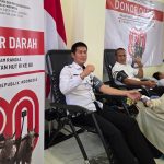 Karutan Medaeng Tomi Elyus bersama Kakanwil Ditjen Pemasyarakatan Kadiyono mendonorkan darahnya.