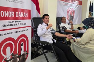 Karutan Medaeng Tomi Elyus bersama Kakanwil Ditjen Pemasyarakatan Kadiyono mendonorkan darahnya.